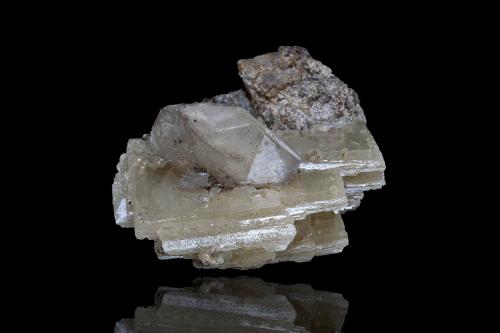 Stolzite<br />Mina Sainte Lucie, nivel +15, Saint-Léger-de-Peyre, Marvejols, Mende, Lozère, Occitanie, Francia<br />3.5 x 2.5 x 3 cm / main crystal: 3.4 cm<br /> (Author: MIM Museum)