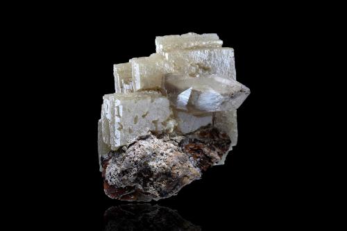 Stolzite<br />Mina Sainte Lucie, nivel +15, Saint-Léger-de-Peyre, Marvejols, Mende, Lozère, Occitanie, Francia<br />3.5 x 2.5 x 3 cm / main crystal: 3.4 cm<br /> (Author: MIM Museum)