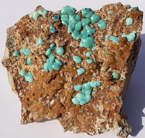 Chrysocolla, Calcite<br />Falkenstein, Schwaz, Zona Brixlegg-Schwaz, Distrito Schwaz, Valle Inn, Tirol Norte, Tirol, Austria<br />9 x 9 cm<br /> (Author: Volkmar Stingl)