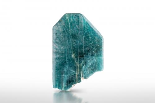 Grandidierita<br />Comuna Tranomaro, Zona Tranomaro-Maromby, Distrito Amboasary, Región Anosy (Región Fort Dauphin), Provincia Toliara (Tuléar), Madagascar<br />2.5 x 3.5 x 0.5 cm / cristal principal: 3.2 cm<br /> (Autor: Museo MIM)