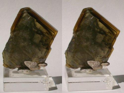 Zoned Baryte tablet; Cerro Warihuyn, Miraflores, Huanaco, Peru.
Specimen dimensions 40 x 27 x 6mm, weight 24g. GN’s collection id 09PEB-001.
Stereo pair, taken in direct sunlight. (Author: Gerhard Niklasch)