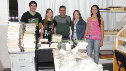 Dr. Leyser, Larissa, yo, Aline y Jordana con los libros en el museo de mineralogía. (Autor: Anisio Claudio)