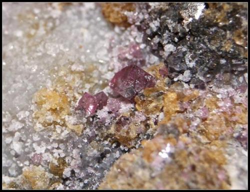 Detalle de cristal de Espinela rosa de la misma pieza (Autor: Mijeño)