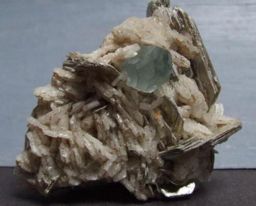 Aquamarine and Mica on Albite, Gilgit, Pakistan, 5 x 4.5 x 2.5 cm, the Aquamarine has 12 faces on the termination. (Author: nurbo)