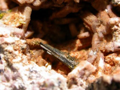 Clinozoisita.<br />Cantera Los Arenales, Monte La Rocha de Piquer, Torás, Comarca Alto Palancia, Castellón / Castelló, Comunidad Valenciana / Comunitat Valenciana, España<br />Cristal de 1 cm<br /> (Autor: Adrian Pesudo)