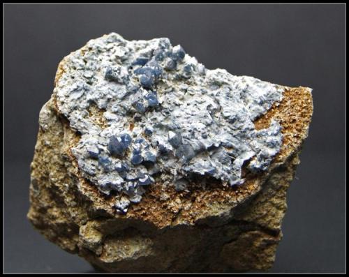 CUARZO AZUL SOBRE RIEBECKITA-MAGNESIORIEBECKITA - Zona del Torcal - Antequera - Málaga - 5.5cm x 6cm (Autor: Mijeño)