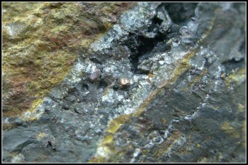 COBRE - Filón San Germán - Almodóvar del Campo - Ciudad Real - (DETALLE de dos cristales de Cobre) (Autor: Mijeño)