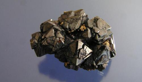 Plata Nativa sobre Cuprita, Bloque 2-1, 100 mts., Mina Rubtsovskoye, Siberia, Rusia. 
Tamaño de la pieza 5x3,6x3,3 cm.
Cristales de Cuprita hasta 1,5 cm. de arista. Col. y tofo Nacho Gaspar. (Autor: Nacho)