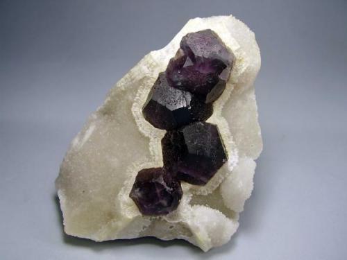 Fluorita. Wushan Fluorite Mine, Jiangxi, China. 8x7 cm. Cristal de 2´2 cm (Autor: geoalfon)