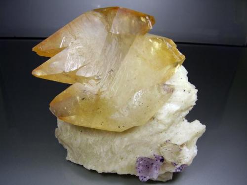 Calcita. Elmwood Mine, Usa. 14´5x13 cm. Cristal de 11 cm (Autor: geoalfon)