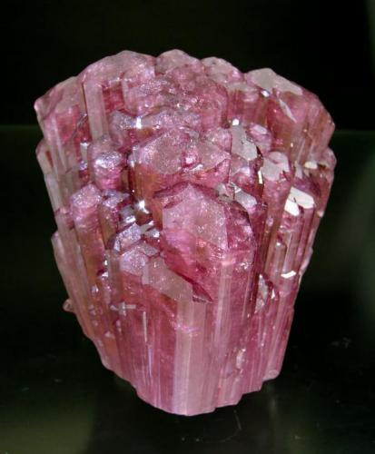 Liddicoatita
Pegmatita de Minh Tien, Distrito de Luc Yen, Provincia de Yenbai, Vietnam
Encontrada el año 2005
Tamaño de la pieza: 7 × 6.8 × 6.8 cm.
Foto: "Minerales de Referencia" (Autor: Jordi Fabre)