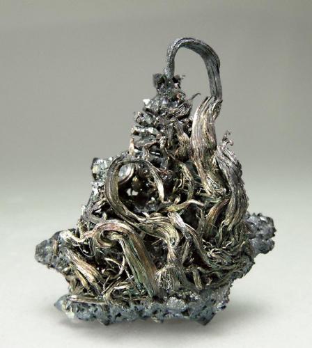 Plata con Acanthita
Mina Himmelsfürst, Freiberg, Erzgebirge, Sajonia, Alemania 
Encontrada en 1995
Tamaño de la pieza: 2.7 × 2.4 × 1.4 cm.
El cristal más grande mide: 1.5 × 0.2 cm.
Foto: Ejemplares de Referencia (Autor: Jordi Fabre)