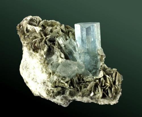 Berilo (aguamarina) + moscovita
Nagar (Nagir), Hunza (Baltit) (valle). Gilgit, Area Nord, Pakistan. Fiqhar (Fighar).
Cristal prismático transparente, de color azul uniforme, con moscovita, en matriz. (ejemplar de 1993).
6,4 x 6,2 x 2,9 cm. / cristal: 3,0 x 1,3 x 1,5 cm. (Autor: Carles Curto)