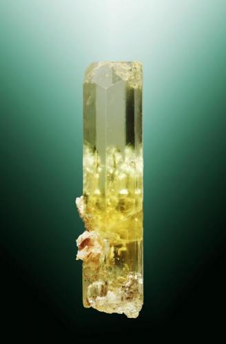 Berilo (heliodoro)
Alabashka, Yuzhakovo, Iekaterinburkaya (Sverdlovskaya) (oblast), Ural Central, Rusia. Mokrusha (m).
Cristal prismático con terminación en pirámide y pinacoide, con una pequeña matriz (ejemplar de 1975).
4,4 x 1,6 x 1,2 cm. (Autor: Carles Curto)