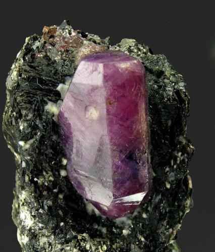 Corindón con Biotita
Zazafotsy Quarry, Ambahatraso, Ihosy, Fianarantsoa, Madagascar
Tamaño de la pieza: 5.8 × 3.4 × 4.3 cm.
El cristal más grande mide: 2.2 × 0.9 cm.
Leve fluorescencia con UV onda larga y corta
Foto: Minerales de Referencia (Autor: Jordi Fabre)