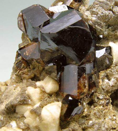 Casiterita
Merekski, Burea Massif, Khabarovskiy Kray, Rusia 
Tamaño de la pieza: 4.9 × 4.2 × 4.8 cm.
El cristal más grande mide: 1.3 × 1 cm.
Colección Silvane
Foto: Minerales de Referencia (Autor: Jordi Fabre)