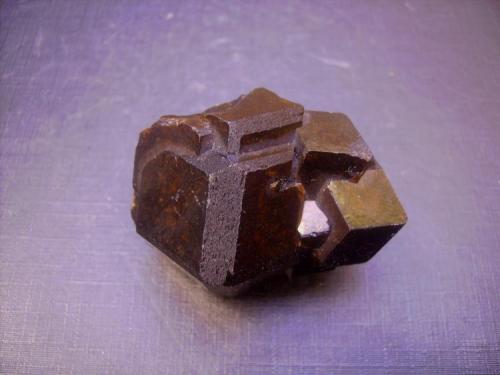 Andradita
Sandaré, Nioro du Sahel Circle, Región de Kayes, Mali
4,5 x 3,5 x 3 cm
Grupo de cristales interpenetrados (Autor: Antonio Alcaide)