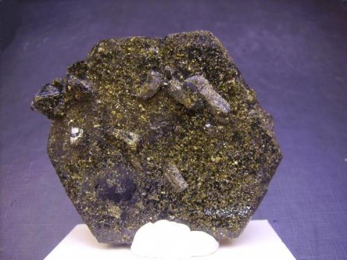 Epidota
Raywoo Mine, Quetta, Balochistán, Pakistán
6,5 x 6 x 2,5 cm
Esta pieza es de las de hábito tabular con pequeños cristales también tabulares o pseudo-octaédricos. Magnetismo moderado a fuerte. La única explicación cristalográfica que he leído proviene de unas piezas de Fabre Minerals en la página de Mindat de la localidad donde se describen como cristales con un pinacoide frontal muy desarrollado. (Autor: Antonio Alcaide)