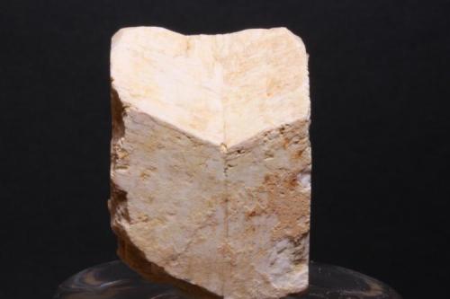 Ortoclasa (vista frontal, macla de Carlsbad).
El Berrueco, Madrid
~5x3 cm
Asociación de tres cristales relacionados por una macla de Carlsbad y dos de Baveno. (Autor: Iván Blanco (PDM))