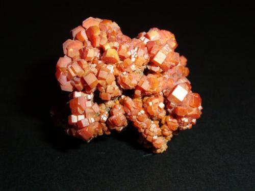 Vanadinita
Mibladen, Marruecos
4.9 x 4.5 x 4.3 cm
Pieza con cristales de pequeños octaedros forman la pieza, poca transparecia practicamente nula (Autor: Daniel Olivares)