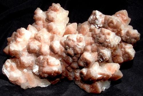 Calcite
Santa Eulalia, Mexico
17 x 7 x 6 cm
Interesting colour zoning on this cluster, as the brown colour appears in only one direction. (Author: Joseph D'Oliveira)