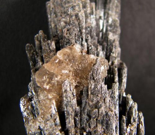 Cianita
Itinga, Valle de Jequitinhonha, Minas Gerais, Brasil.
102 x 25 x 22 mm.
detalle (Autor: José Luis Zamora)