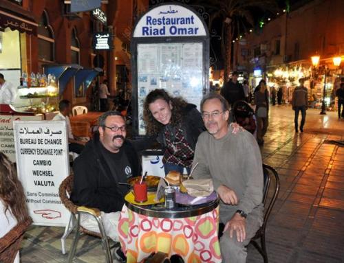 Los autores en su última noche en Marrakech.
Fot. EL CAMARERO. (Autor: Josele)