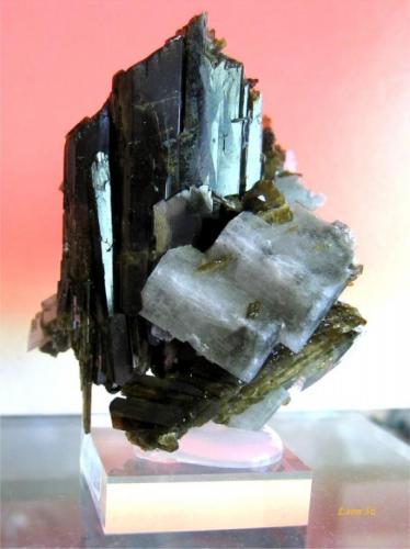 Epidote with Adularia
Alchuri, Baltistan, Gilgit-Baltistan, Pakistan
Size: 6.8 x 5.0 x 4.0 cm. (Author: Leon56)