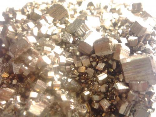Detail of the Crystals.
Racracancha Mine, Tinyahuarco District, Cerro de Pasco Province, Department of Pasco, Perú.
83 mm x 63 mm x 26 mm (Author: Gianfranco Rodríguez T.)