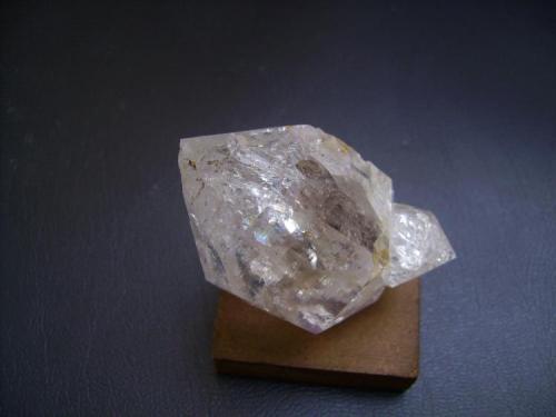 Cuarzo
Selvino, Val Seriana, Provincia de Bergamo, Lombardía, Italia
5 x 3 x 3,5 cm.
Un cristal de cuarzo de magnífico brillo con otro cristal menor. Procede de un yacimiento bien conocido en Italia. (Autor: Antonio Alcaide)