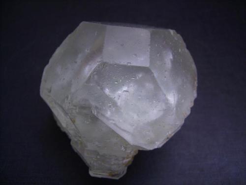 Fluorita
Shangbao Mine, Leyang, Hunan, China
7 x 6 x 5 cm.
Criistal terminado casi en su totalidad con las caras del cubo y del octaedro bien desarrolladas. Creo que no hace falta indicarlas esta vez. Como inclusiones pequeños cristales de dolomita que soy incapaz de fotografiar. Múltiples escalonamientos y "deconstrucción" de los cristales que te sirven para pasar mucho tiempo dándole vueltas en la mano apreciándolos -ventajas de los cristales sueltos-. (Autor: Antonio Alcaide)