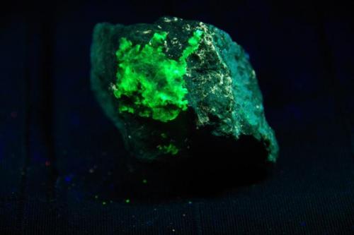 Powellita con Ópalo (var. Hialino) - Fluorescente
Coaldale, Nevada, EEUU
55x32x38 mm
Con onda corta la Powellita es amarillo pálido y el Ópalo verde. (Autor: Juan María Pérez)