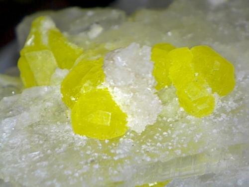 Sulfur, gypsum, aragonite
Sicily, Italy
14.6 x 6.9 x 7.1 cm (Author: Don Lum)