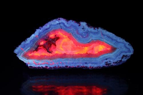 Cuarzo, Calcita - Fluorescente
Idar-Oberstein, Hunsrück, Renania, Alemania
11 x 6 x 5 cm
onda corta (Autor: Iván Blanco (PDM))