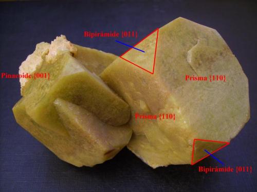 Apofilita-(KF), estilbita-Ca
Nasik, Maharashtra, India
10 x 6 x 6 cm
Indicación de las caras. Estos cristales casi flotantes -sólo un contacto con otro cristal por la parte de atrás- permiten la manipulación y el estudio de los prismas tetragonales gracias también a su buen tamaño. (Autor: Antonio Alcaide)