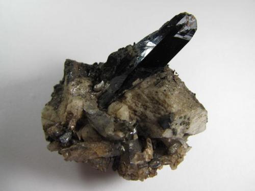 Aegirina
Mount Malosa, Zomba, Malawi
3’5 x 3’5 cm. la pieza; cristal de 3 cm. de longitud
Aegirina (cristal prismático negro) y microclina (cristal claro a la derecha). (Autor: prcantos)