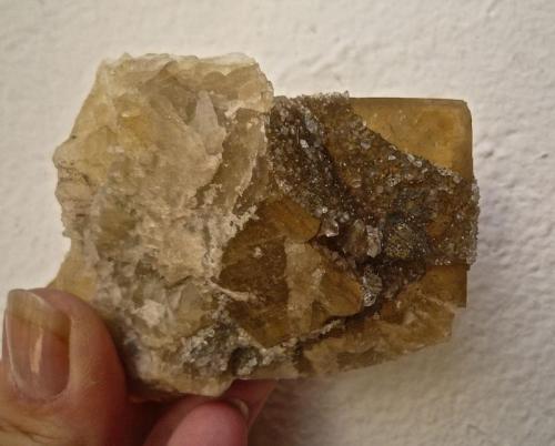 Fluorita y cuarzo
El Hamman, Meknès, Marruecos.
Ancho de imagen 10 cm.
A la derecha: cristal de fluorita con un recubrimiento parcial de cuarzo, a la izquierda fluorita masiva. (Autor: María Jesús M.)