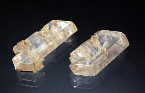 Gypsum
Willow Creek, Nanton, Alberta, Canada
1.9 x 3.5 cm and 2.1 x 4.2 cm.
Two loose doubly terminated transparent gypsum crystals. (Author: crosstimber)