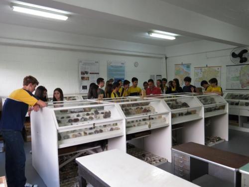 Estudiantes de secundaria visitando el museo de mineralogía. (Autor: Anisio Claudio)