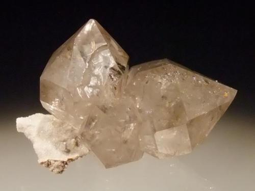 Quartz
Lechang Mine, Shaoguan Prefecture, Gandong Prov, China
7x5cm
This is very similar to the quartz known as Herkimer Diamonds, all double terminated on a small shard of matrix (Author: Greg Lilly)
