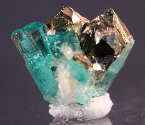 Beryl (var Emerald)
Chivor Mine, Guavio-Guateque District, Boyaca Department, Colombia
17 x 14 mm (Author: Don Lum)