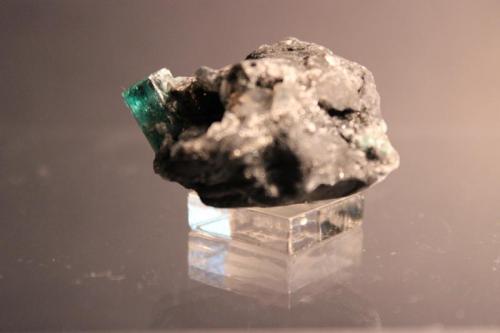 Beryl (var Emerald)
La Pita Mine, Colombia
4.2 x 3.6 cm (Author: Don Lum)