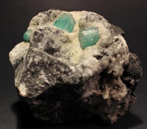 Beryl (var Emerald)
Val Vigezzo, Piedmont, Italy
7.5 x  8 cm (Author: Don Lum)