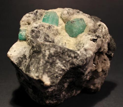 Beryl (var Emerald)
Val Vigezzo, Piedmont, Italy
7.5 x  8 cm (Author: Don Lum)