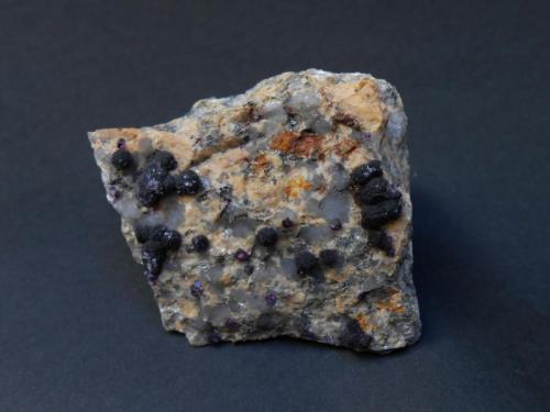 Fluorita
South Shore Sand and Gravel quarry, Chester, Nova Scotia, Canadá
5,5 x 4,5 x 4 cm
Dos generaciones de fluorita sobre granito. La primera formada por pequeños cristales de violeta intenso algo toscos y con escalonamientos en las caras. La otra generación son cubos transparentes modificados por el hexaquisoctaedro {321}. (Autor: Antonio Alcaide)