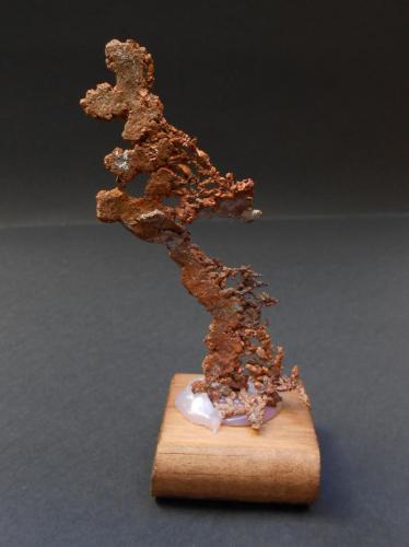 Cobre
Dzhezkazgan Mine, Karagandy Province, Kazajistán
11 x 4 x 1,5 cm
Cobre bien cristalizado con posibles maclas de la espinela. Los cristales mayores miden 0,5 cm (Autor: Antonio Alcaide)