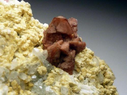 Genthelvita, cuarzo, calcita, dolomita, magnetita
Huanggang Mine, Hexigten Banner, Chifeng, Inner Mongolia, China
6 x 4,5 x 2 cm
Detalle del agregado de genthelvita. Los cristales miden 0,5 cm y el grupo, 1,5 cm. Lo que he llamado antes coloquialmente tetraedros truncados son técnicamente combinaciones del tetraedro positivo y del negativo. Pequeños cristales metálicos indeterminados sobre la genthelvita. (Autor: Antonio Alcaide)