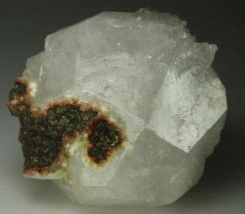 Analcima
Baraci, Rhodope Mts., Haskovo Oblast, Bulgaria
3 x 3 x 2,5
Cristal trapezoédrico bien formado con restos de matriz. Cierta transparencia a pesar del tamaño. De una localidad poco frecuente para esta especie. (Autor: Antonio Alcaide)