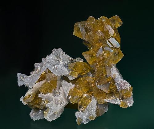 Barite, Quartz
Pöhla-Tellerhäuser Mine, Pöhla, Erzgebirge, Saxony, Germany
7.0 x 6.0 x 7.3 cm (Author: am mizunaka)