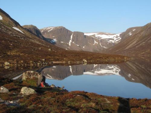 But the night before that I slept here, on the grassy patch by the boulder. This was the next morning at 6am. Loch Avon reflecting perfectly the surrounding mountains. (Author: Mike Wood)